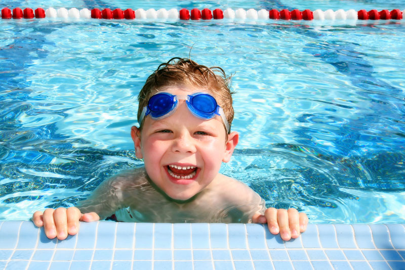 Vài điều cần lưu ý khi cho trẻ em bơi lội ngày hè
